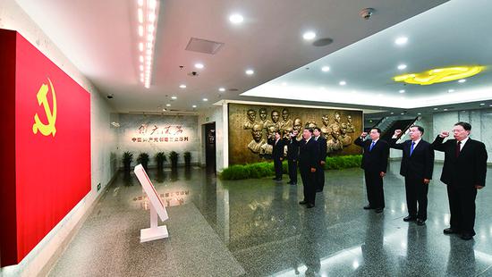 2017年10月31日，中共中央總書記、國(guó)家主席、中央軍委主席習(xí)近平帶領(lǐng)中共中央政治局常委李克強(qiáng)、栗戰(zhàn)書、汪洋、王滬寧、趙樂(lè)際、韓正，瞻仰上海中共一大會(huì)址和浙江嘉興南湖紅船。這是31日上午，在上海中共一大會(huì)址紀(jì)念館，習(xí)近平帶領(lǐng)其他中共中央政治局常委同志一起重溫入黨誓詞。 新華社記者 李濤/攝
