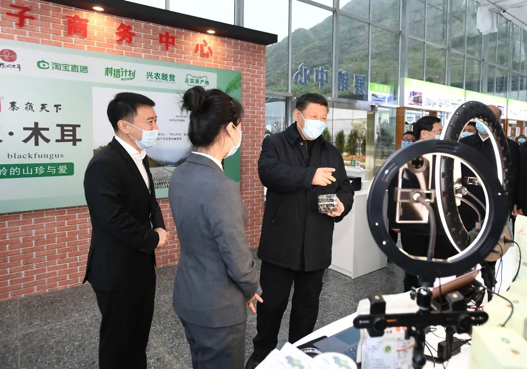 2020年4月20日，習(xí)近平在商洛市柞水縣小嶺鎮(zhèn)金米村培訓(xùn)中心，了解該村發(fā)展木耳產(chǎn)業(yè)情況。新華社記者 謝環(huán)馳 攝