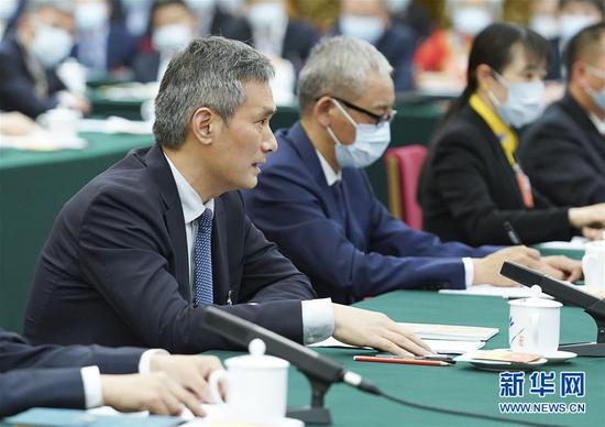 5月24日，全國人大代表羅杰（左一）參加湖北代表團(tuán)的審議并發(fā)言。新華社記者 黃敬文 攝