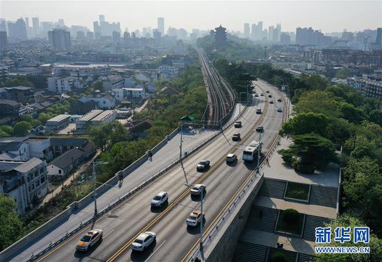 4月15日在早高峰時(shí)段拍攝的武漢長江大橋（無人機(jī)照片）。 新華社記者 李賀 攝